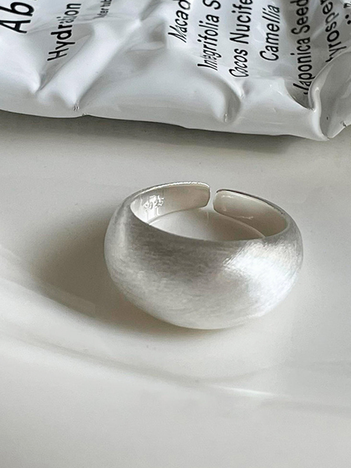 Minimalist Oval Fırçalanmış Yüzük