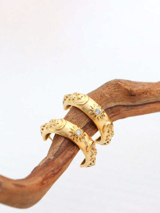 Kabartmalı Desenli Zirkon Halka Küpe