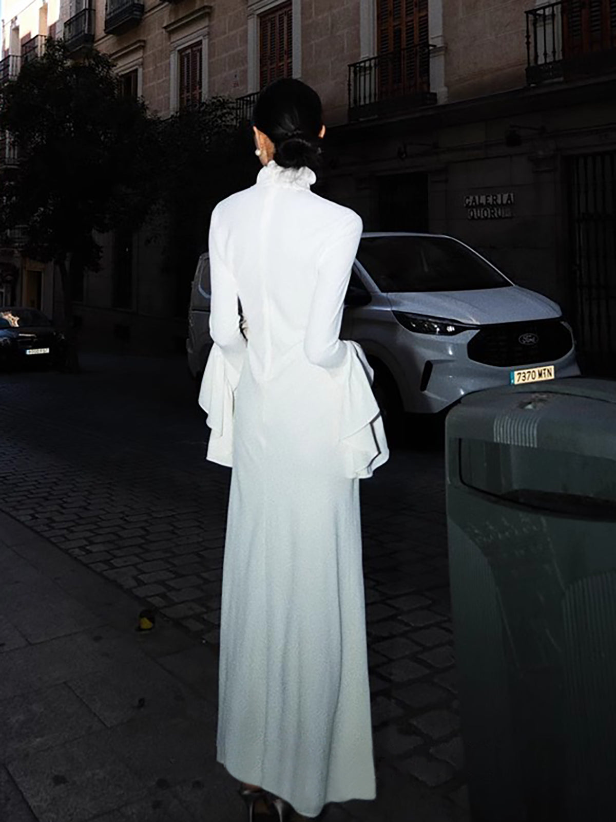 Yüksek Yakalı Volan Kollu Uzun Elbise