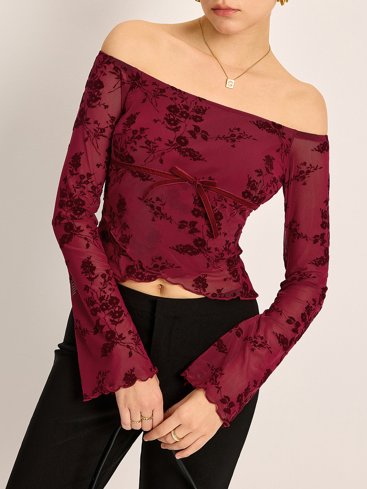 Off-Shoulder Çiçek Desenli Yarım Şeffaf Tişört