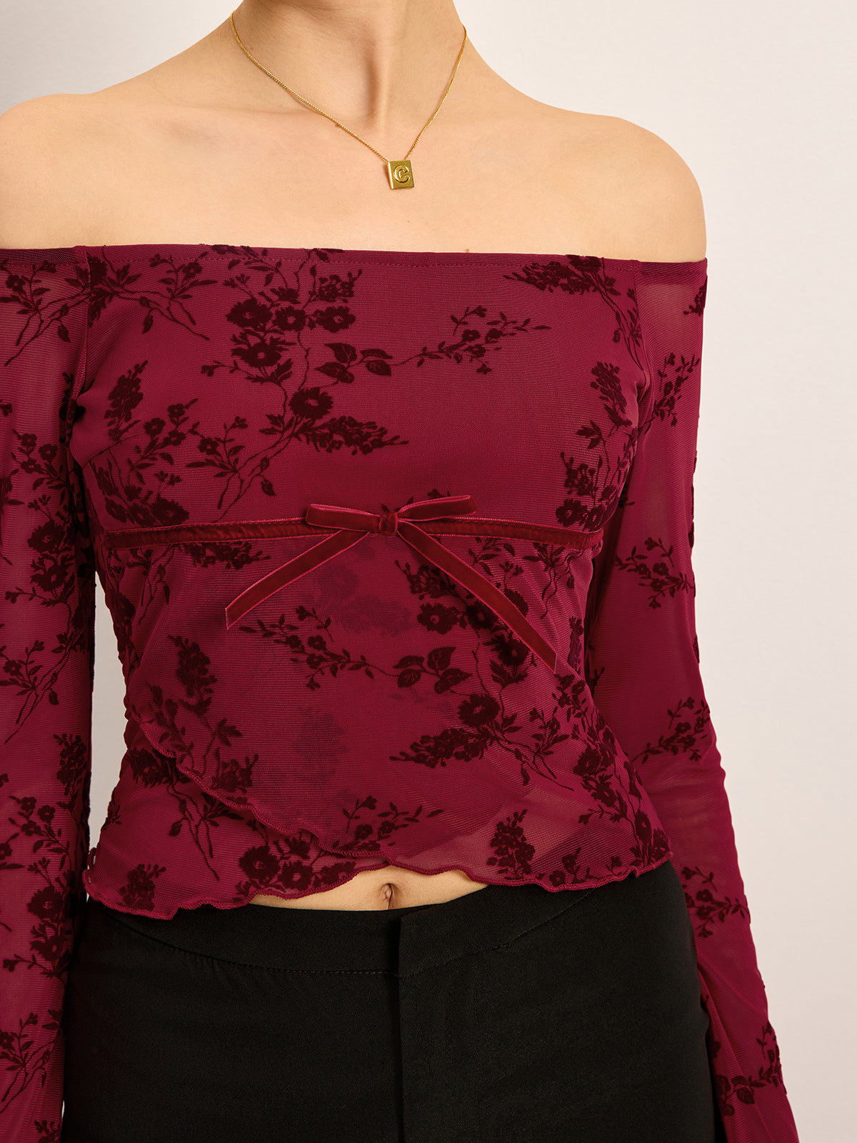 Off-Shoulder Çiçek Desenli Yarım Şeffaf Tişört