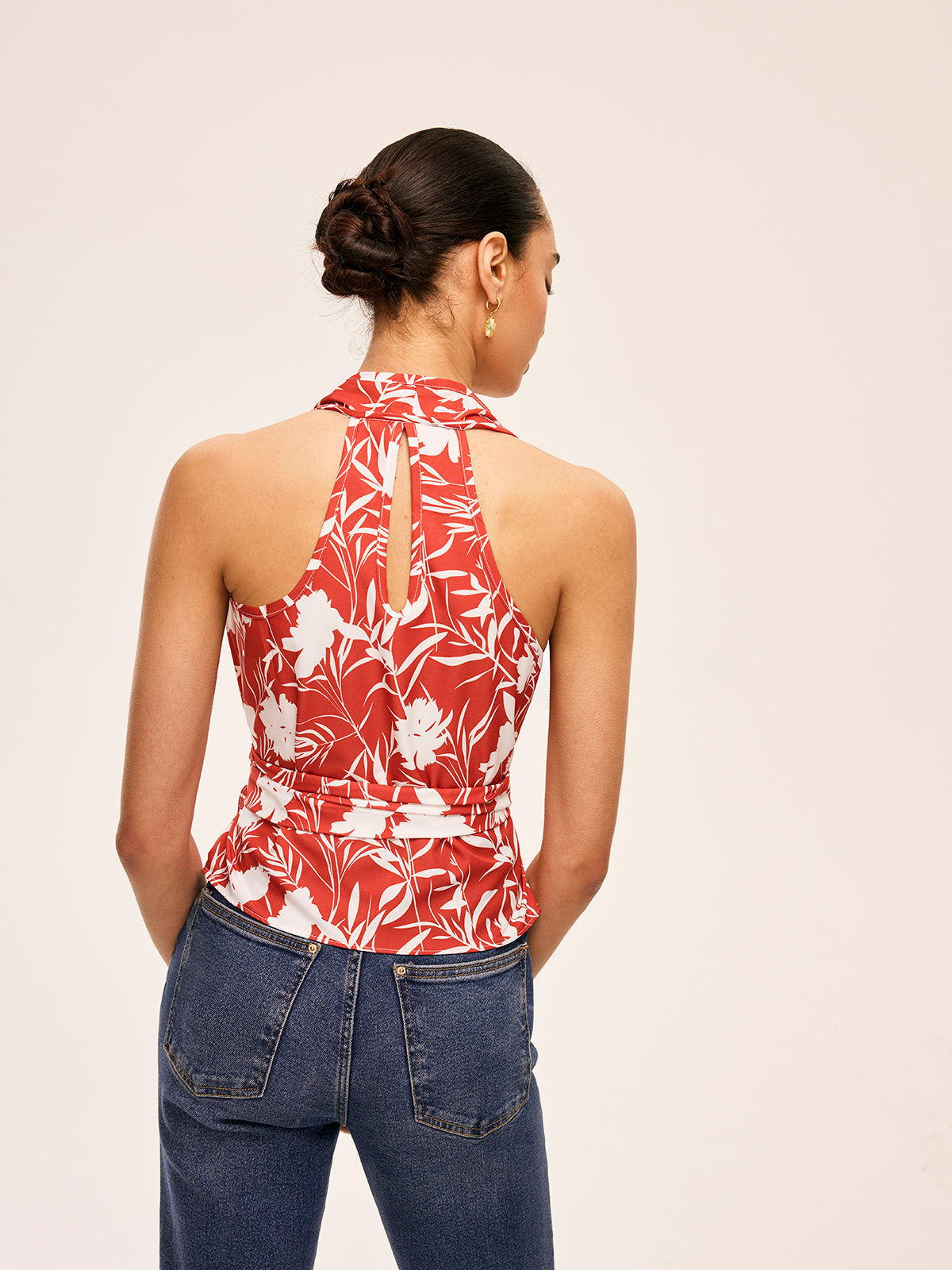 Çiçek Desenli Halter Yaka Bağcıklı Bluz
