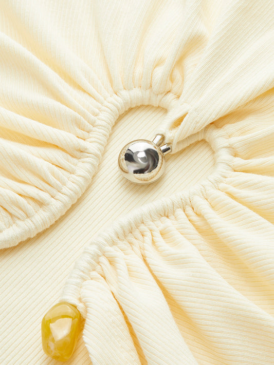 Kesik Detaylı Büzgülü Metal Aksesuar Ribanalı Tişört