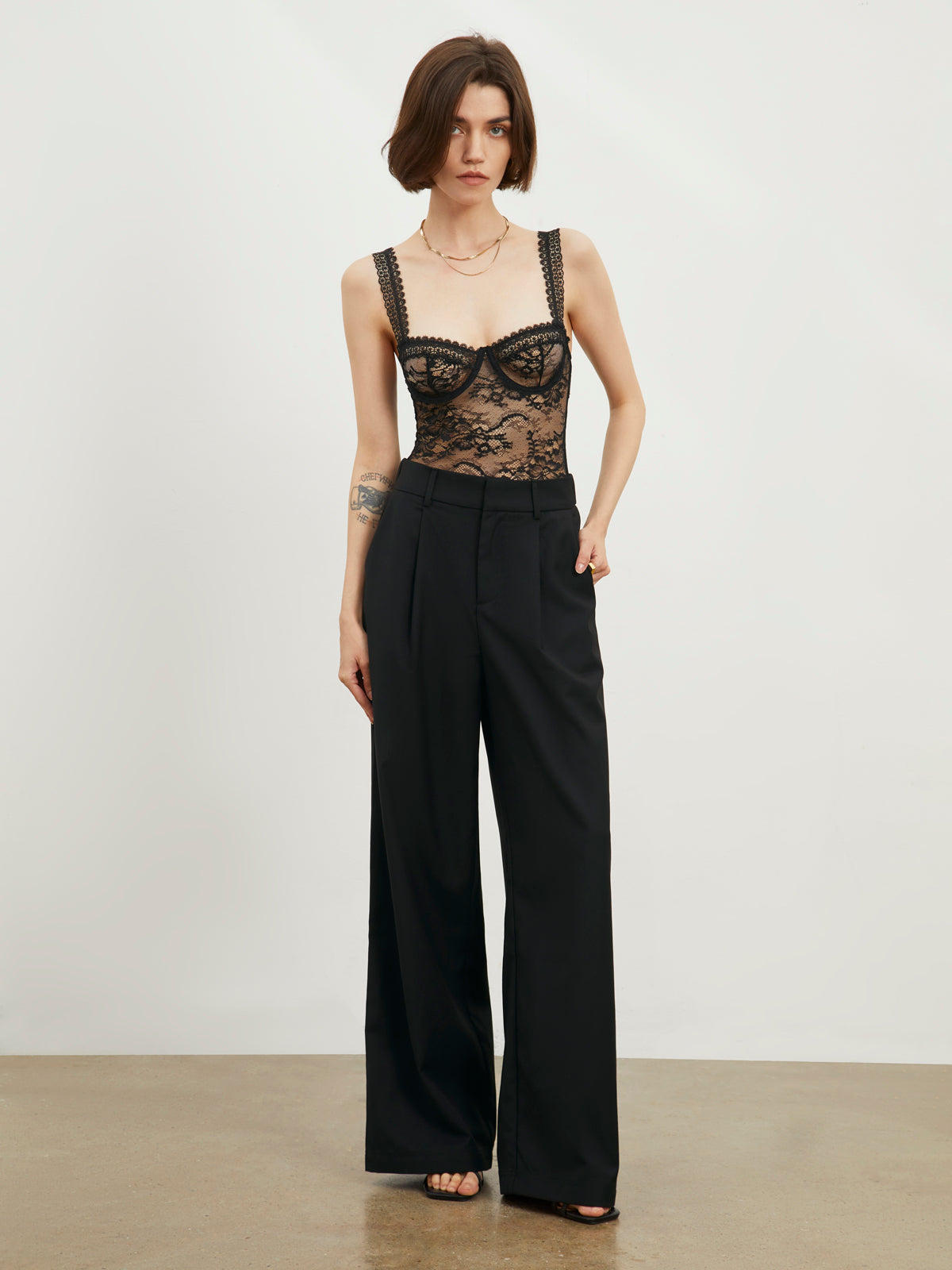 Yarı Şeffaf Çiçek Desenli Dantel Büstiyer Bodysuit