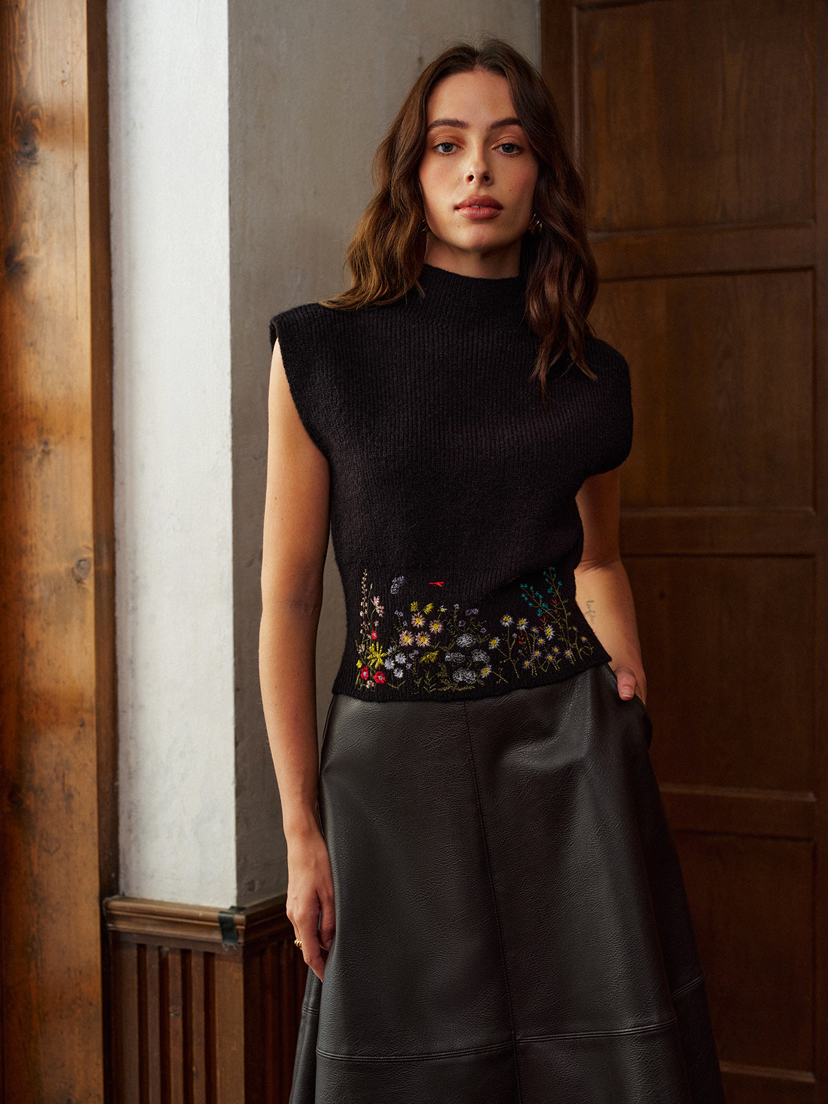 Yüksek Yaka Nakışlı Çiçekli Kazak Yelek