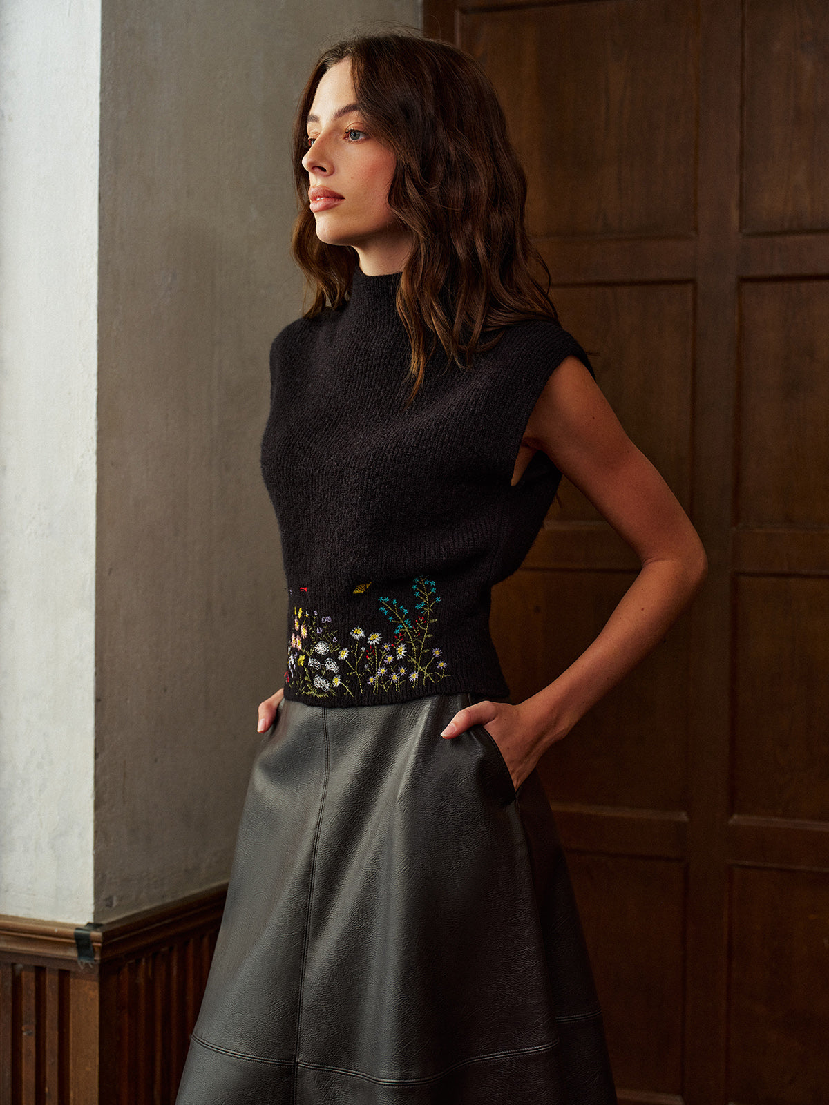 Yüksek Yaka Nakışlı Çiçekli Kazak Yelek