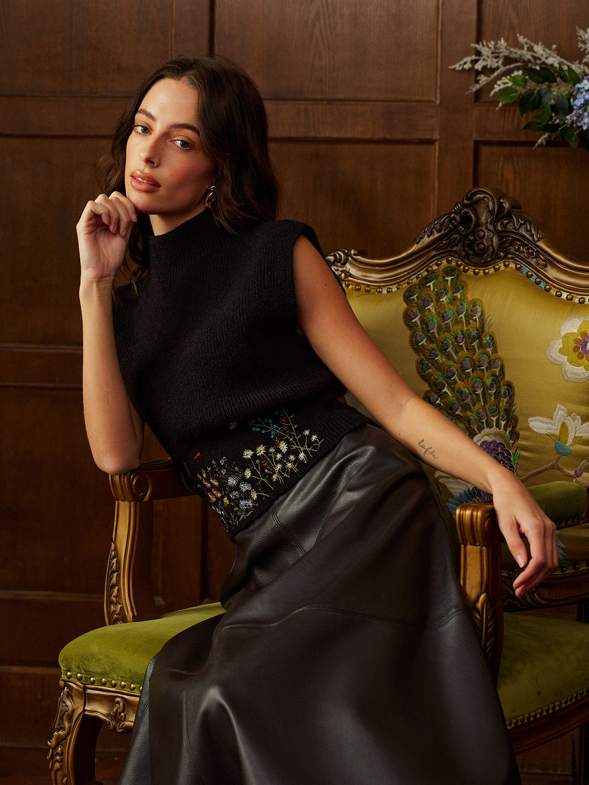 Yüksek Yaka Nakışlı Çiçekli Kazak Yelek