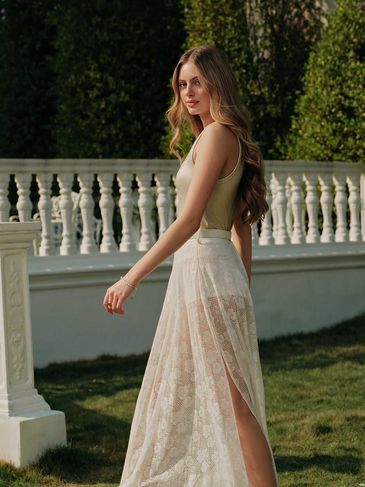 Şeffaf dantel yırtmaçlı etek, kemerli