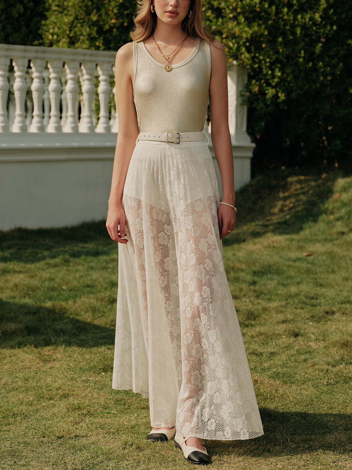 Şeffaf dantel yırtmaçlı etek, kemerli