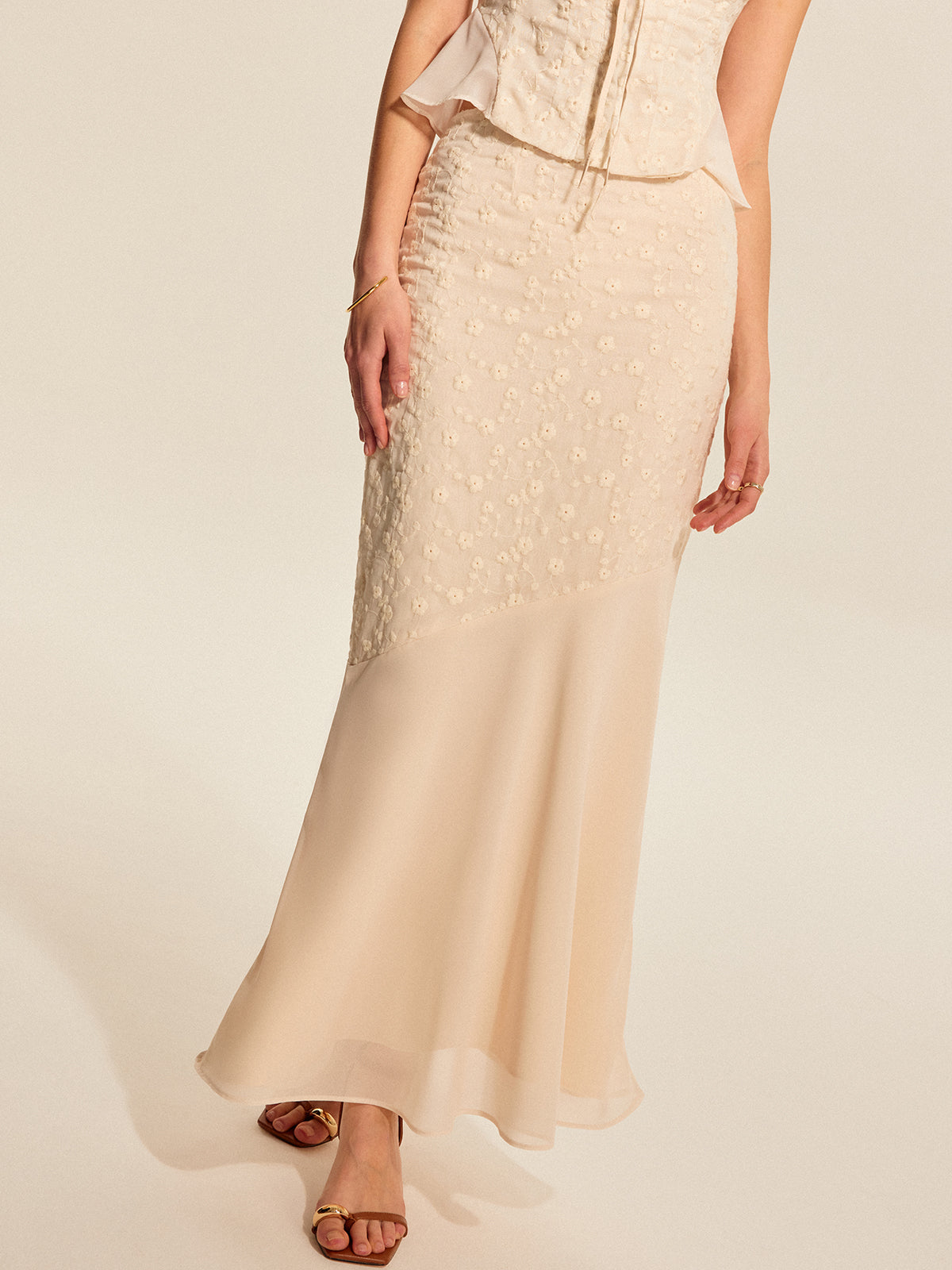 Yarı Şeffaf Çiçekli Nakışlı Panel Etek