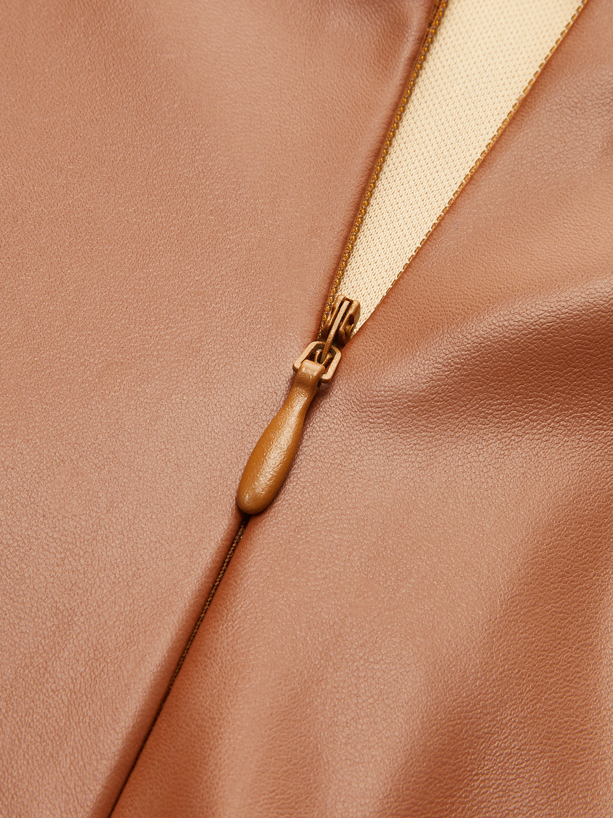 Pileli Suni Deri Şort